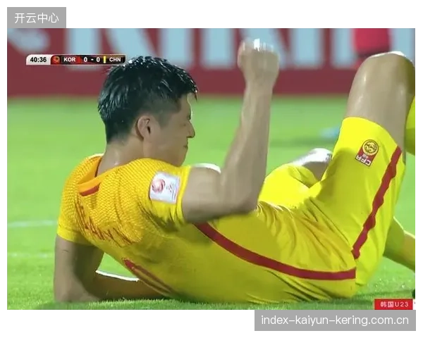 中锋背身做球转身射门命中上角，感受绝美进球的震撼